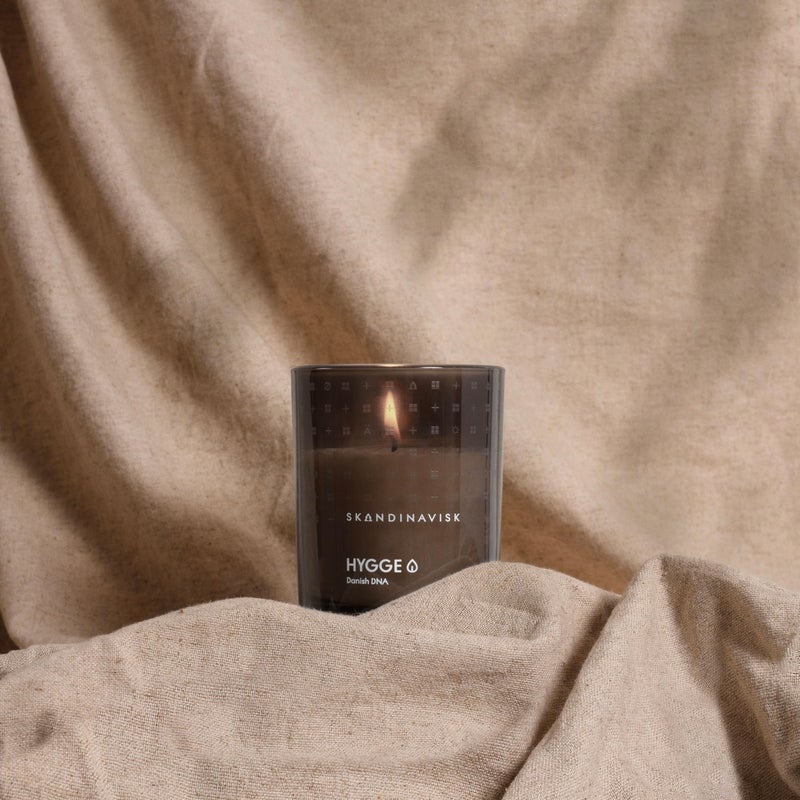 Skandinavisk Hygge 'Cosiness' Mini Scented Candle. Fragrance Notes: Black Tea and Mint Leaves, Dried Apples and Baked Cinnamon. 2.3 oz. - Image 4
